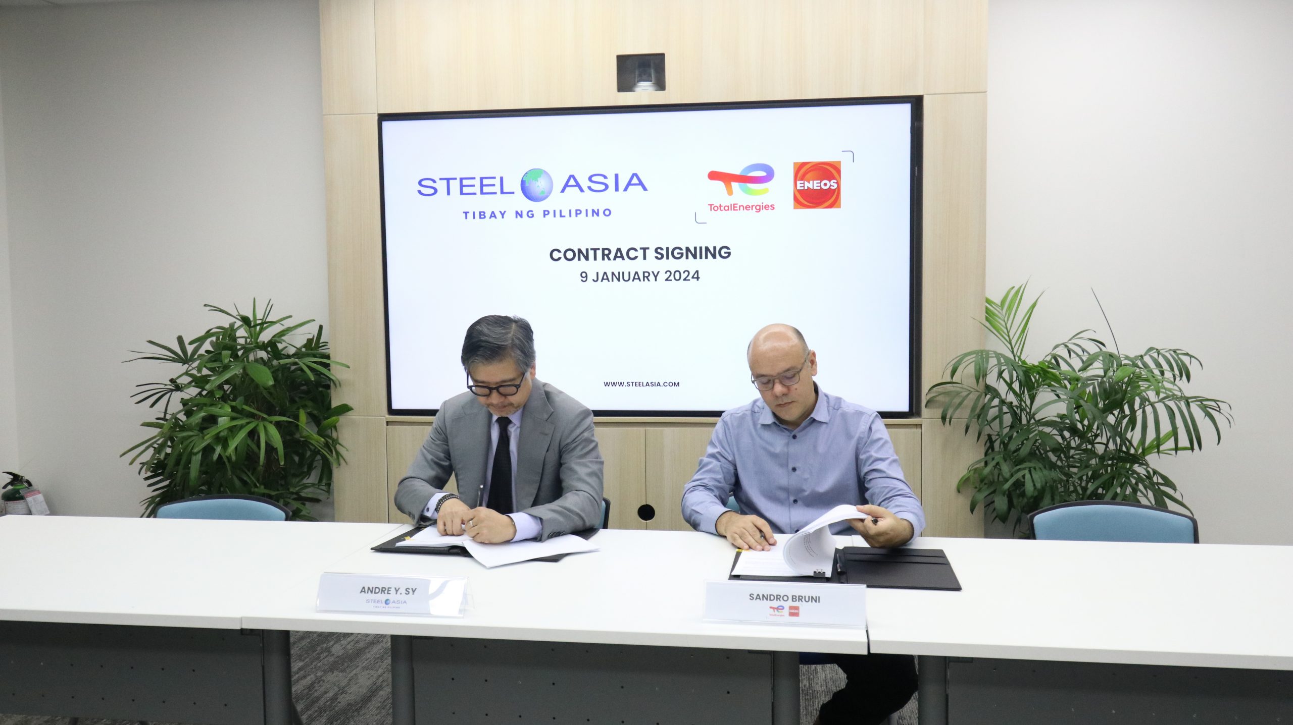 Image: signing ceremony between TotalEnergies ENEOS and SteelAsia